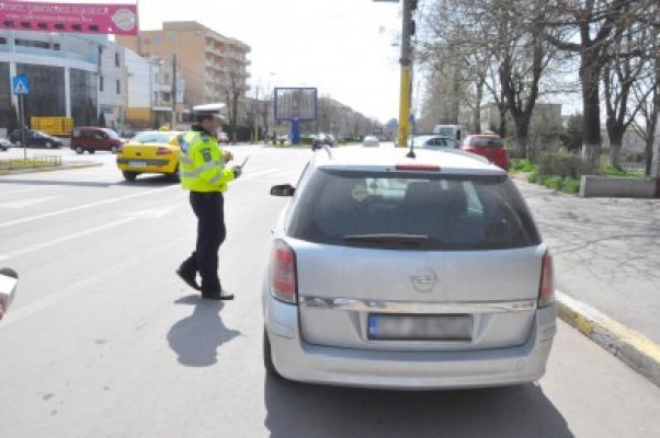 S-a urcat la volan fără permis de conducere şi şi-a 